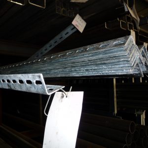 Profil L děrovaný pozinkovaný – 52 x 52 x 3 mm