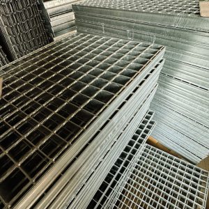 Schodišťový stupeň pozink –  600 x 240/30x3 mm